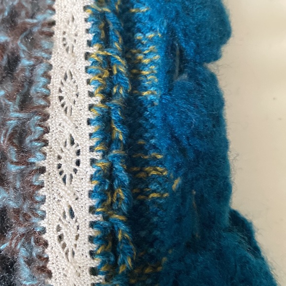 Beautiful woven scarf, deep, teal color with white lace - Picture 4 of 5